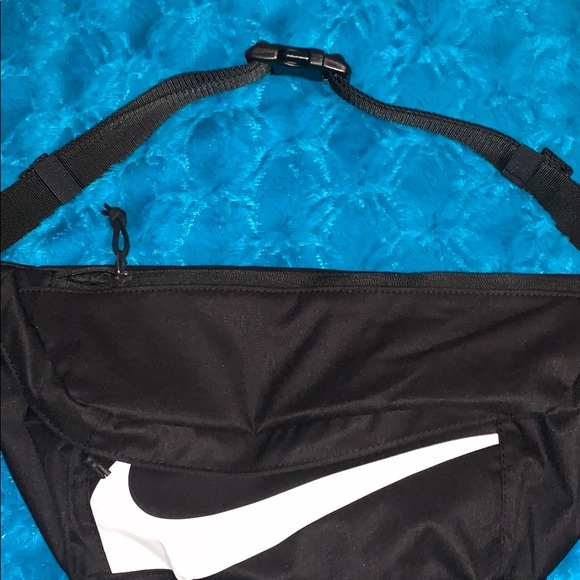 NWT Oversized NIKE Cross Body Fanny Pack - Picture 5 of 10